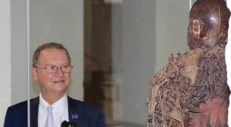 Illegal erworten: Museumsdirektor Gryseels vor der Statue von Ne Kuko
