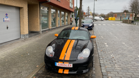 Der Porsche vor dem Büro auf der Strasse, gut sichtbar, spricht seine Klienten an. Soll er auch